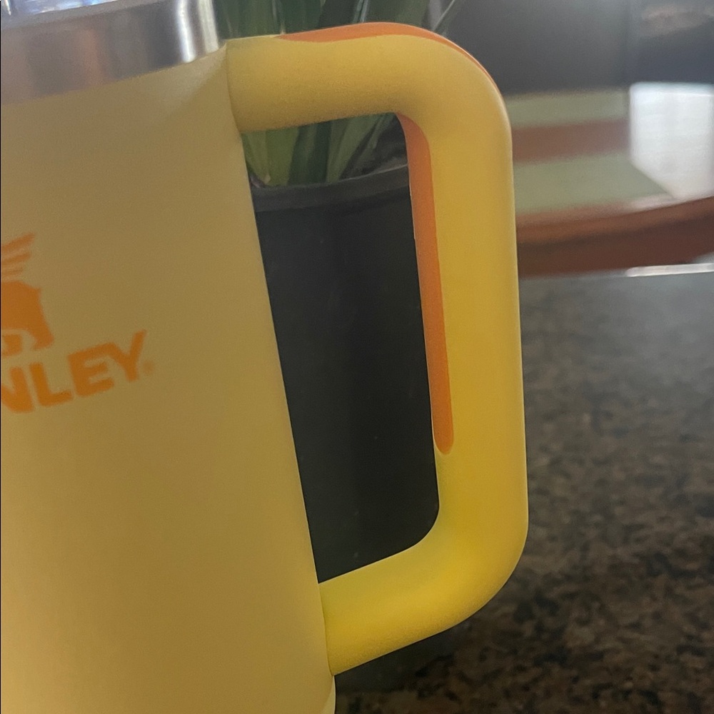 Stanley Bright Yellow Travel Mug 30 oz - Picture 8 of 8